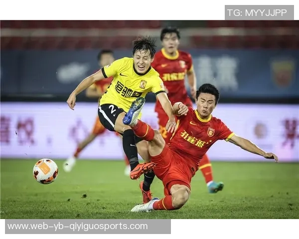 广东队追平中国香港陈伟禁区内巧妙过人后射门得分